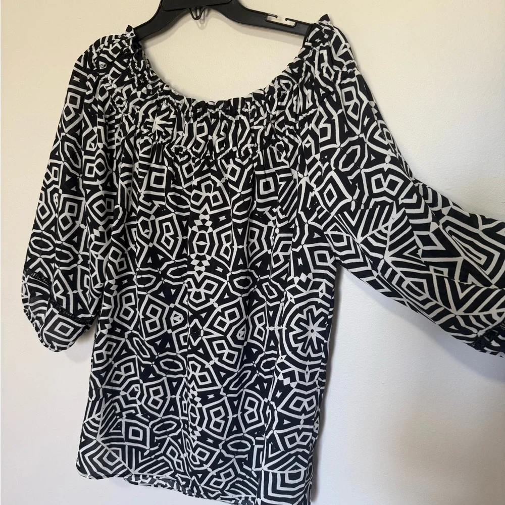 Gibson Latimer Black and White Geometric Blouse - Picture 5 of 7